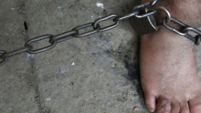 Mujer es detenida tras descubrirse que mantenía a su hijo de 11 años encadenado en Sonora