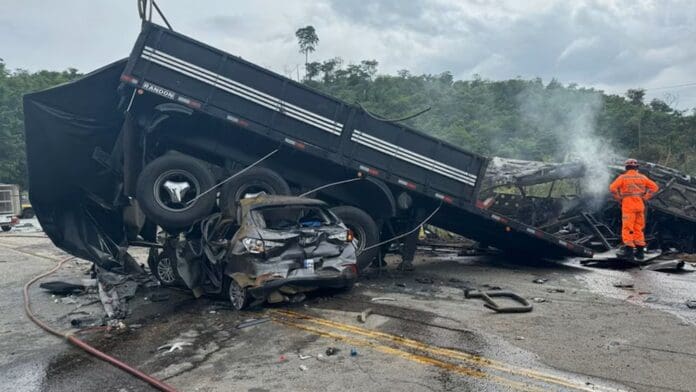 Mueren 22 personas en aparatoso accidente de autobús en Brasil