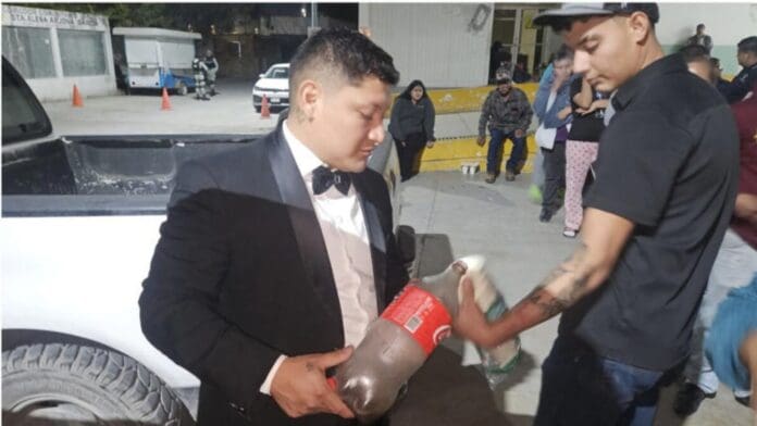 Recién casados comparten banquete de su boda a gente afuera de un hospital en Reynosa, Tamaulipas