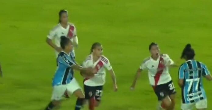 Detienen a futbolistas argentinas de River Plate por insultos racistas en partido en Brasil. El tema ha causado mucha controversia.
