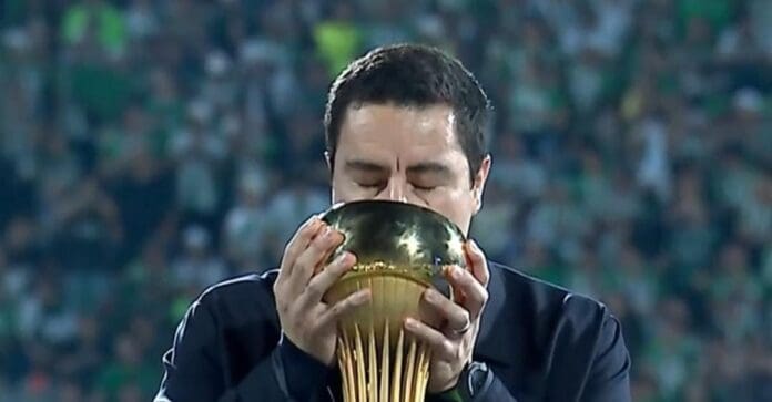 El entrenador mexicano Efraín Juárez y Atlético Nacional son los campeones de liga en el futbol de Colombia.