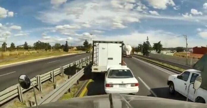 Conductor de tráiler embiste a un vehículo y mata a dos personas en la Puebla-Orizaba. Se difundieron las imágenes del percance.
