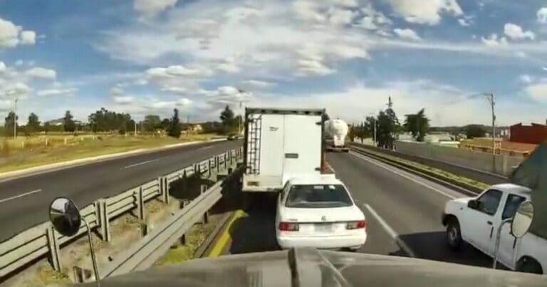Conductor de tráiler embiste a un vehículo y mata a dos personas en la Puebla-Orizaba. Se difundieron las imágenes del percance.