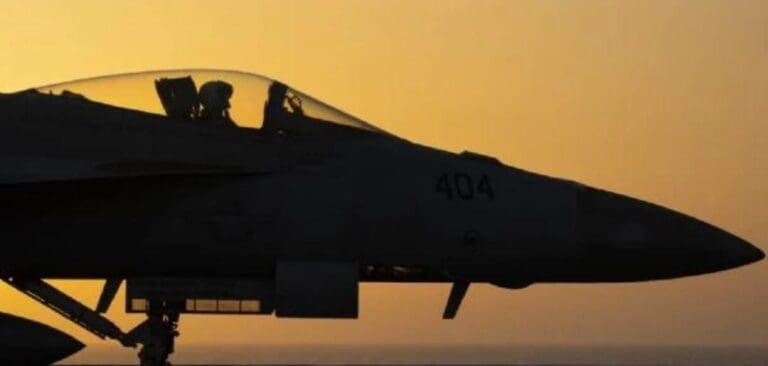 Por error, Estados Unidos derriba a sus propios pilotos de la Marina en el Mar Rojo. Afortunadamente sobrevivieron.