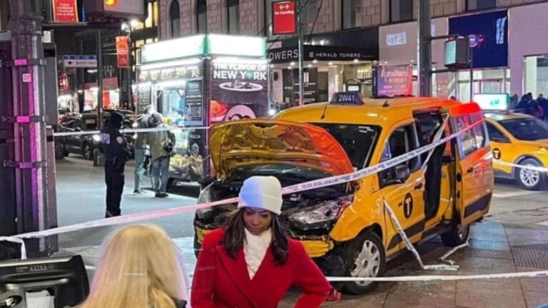 Taxista sufre "episodio de salud" y atropella a seis personas en Nueva York