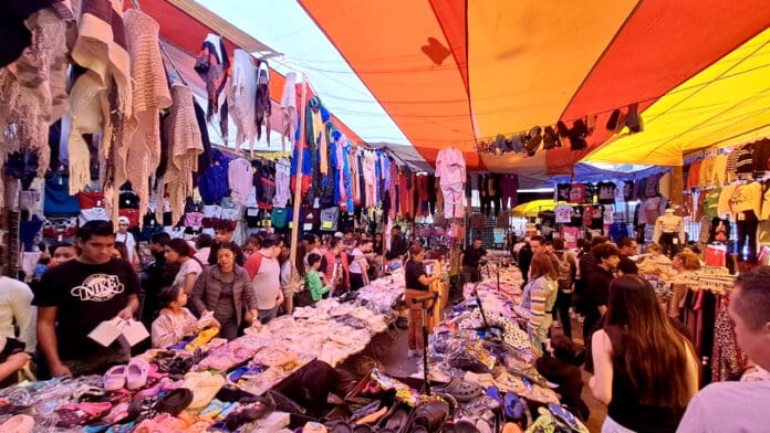 Matan a balazos a vendedora de ropa en tianguis de Nuevo León