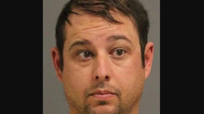 Un sujeto intentó estrangular a un reportero en Estados Unidos; le grita que es la 