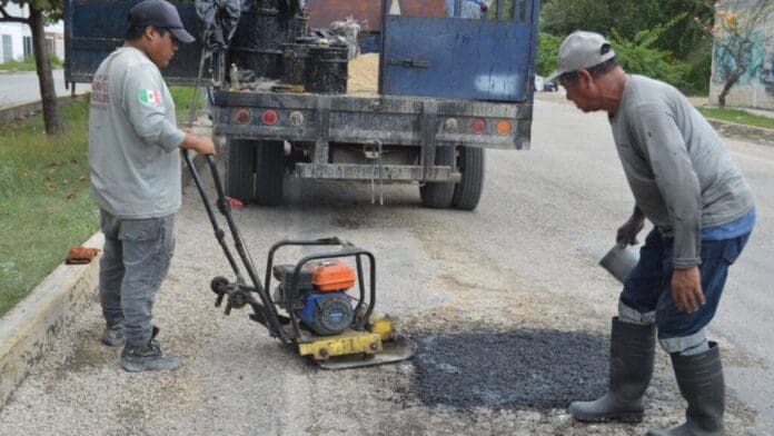 Continúa el programa de bacheo en Playa del Carmen y Puerto Aventuras