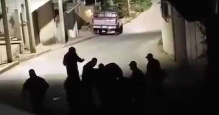 Captaron a policías golpeando a un ciudadano en Tlatetela, Veracruz. El incidente quedó grabado y fue difundido.