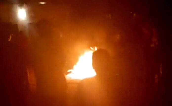 Video: Linchan y queman a presunto asesino frente a policías en Centla, Tabasco