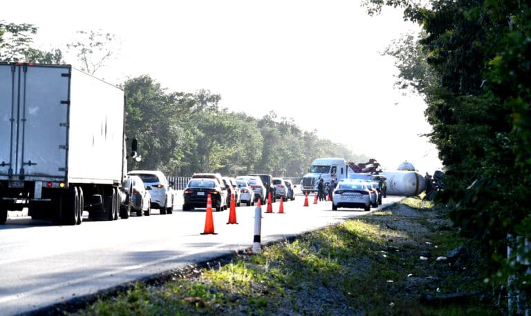 Provoca caos vial volcadura de pipa en la autopista Cancún-Mérida