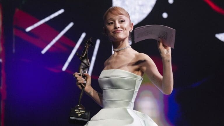 Video: Preocupa salud de Ariana Grande; recibe un premio y casi se le cae