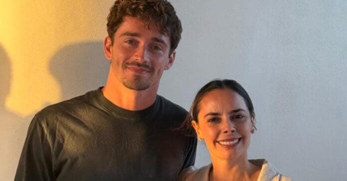 Charles Leclerc, piloto de Fórmula 1, visita Cancún y se toma la foto con Ana Paty Peralta, presidenta de Benito Juárez.