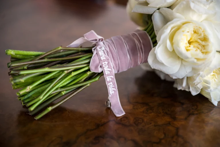 VIDEO: Mujer protagoniza escena viral al competir por el ramo en una boda