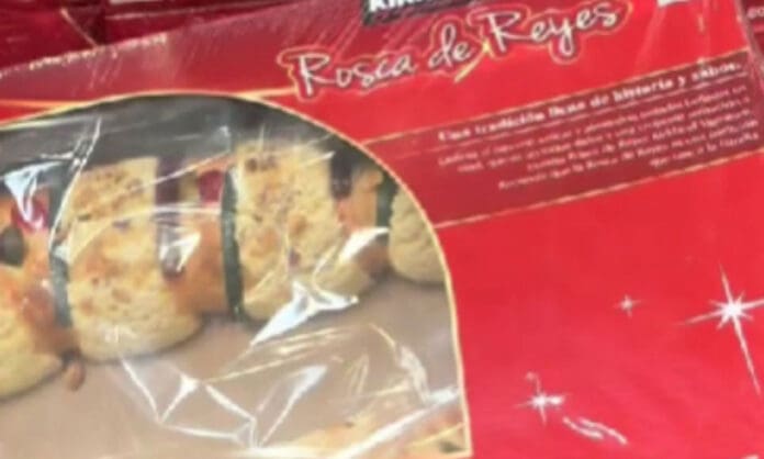 VIDEO: Usuarios le quitan a una revendedora de Costco las roscas que llevaba en su carrito