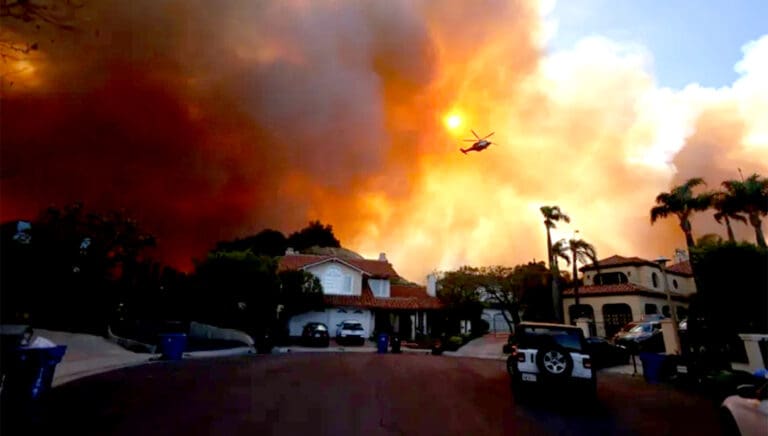 Video: Provoca pánico y evacuaciones incendio forestal en suburbio de Los Ángeles