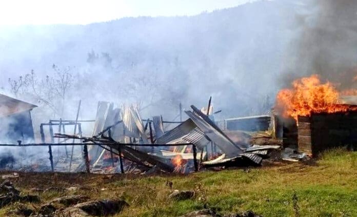 Sujetos armados destruyen viviendas por conflicto de tierras en Catemaco, Veracruz