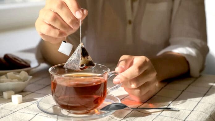 Alertan que las bolsitas de té liberan millones de microplásticos