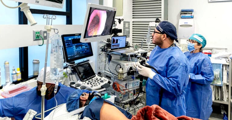 Video: Hombre se traga muñeco de la Rosca de Reyes; tuvo que ser operado