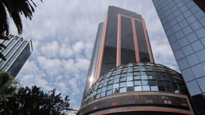 Trabajador cae desde una altura de 15 metros en la Bolsa Mexicana de Valores; estaba limpiando los vidrios