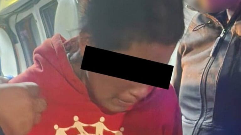 VIDEO: Mujer amenaza a comensales en cafetería de CDMX