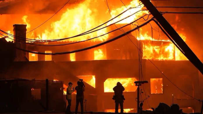 Video: Futbolista Carlos Vela pierde su casa por los incendios en Los Ángeles