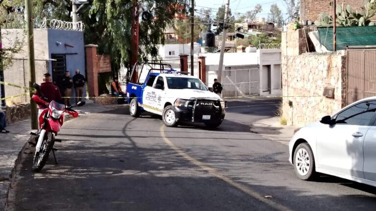 Asesinan en la cochera de su casa a comandante de la Policía Municipal de Guanajuato