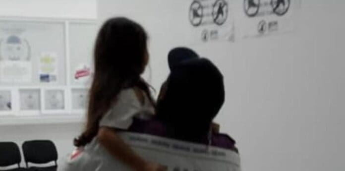 Rescatan a una madre y su hija en Cancún; mujer asegura que fue drogada. Las autoridades ya investigan este caso.