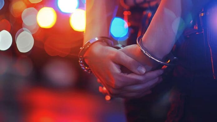 Arrestan a mujer que intentaba comprar fentanilo y llamó por error a la policía en Florida