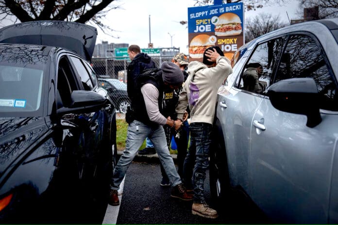 Inician las redadas para primeras deportaciones masivas en California, EU