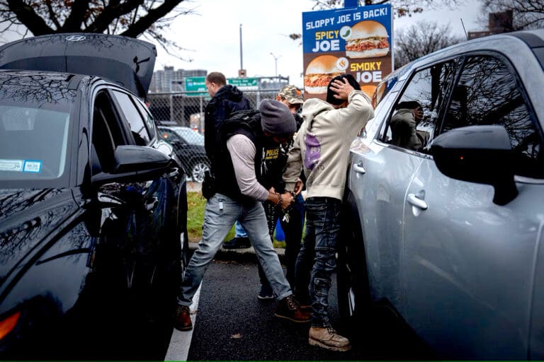 Inician las redadas para primeras deportaciones masivas en California, EU