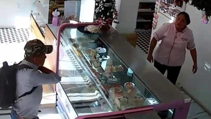 Video: Sujeto asalta pastelería en Oaxaca y le pide a las trabajadoras una bolsa para llevarse pan
