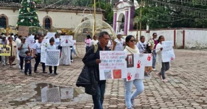 Protestan en Guerrero por feminicidio de policía que fue apuñalada por su expareja. Exigen justicia para Eleuteria.