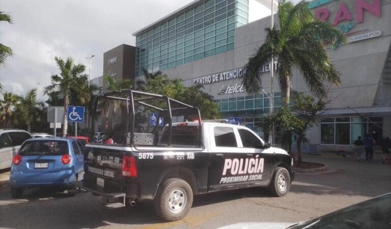 Sujetos armados asaltan una joyería en la Gran Plaza de Cancún. Hasta el momento se desconoce a cuánto asciende lo robado.