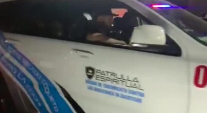 Detienen a integrantes de la Patrulla Espiritual en Tijuana, Baja California por pasarse el alto y usar sirenas policiacas.