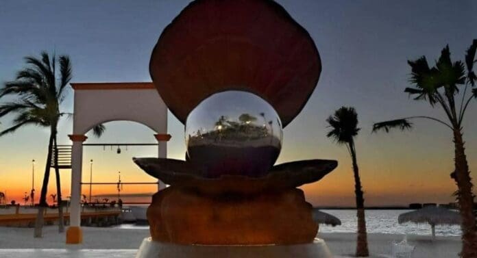 Mujer es detenida en La Paz, Baja California Sur por desnudarse y pedir que le tomaran fotos en un monumento.