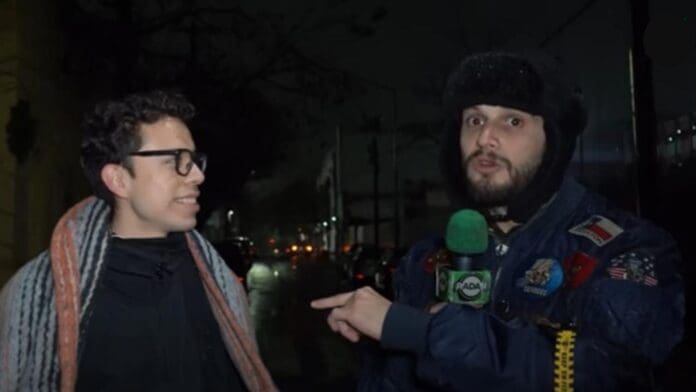 Estudiante rechaza mil pesos a Adrián Marcelo y éste le da el doble