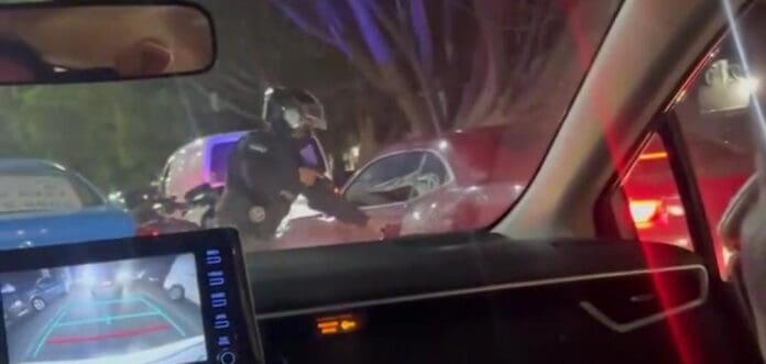 Grabaron una persecución y una balacera en Puebla; una policía fue lesionada en un pie durante el incidente.