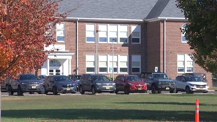 Denuncian a conserje de una escuela de contaminar con heces, orina y semen la comida de niños en EU