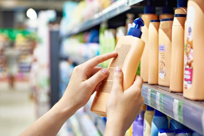 Retiran 900 mil botellas de famoso champú por peligrosa bacteria