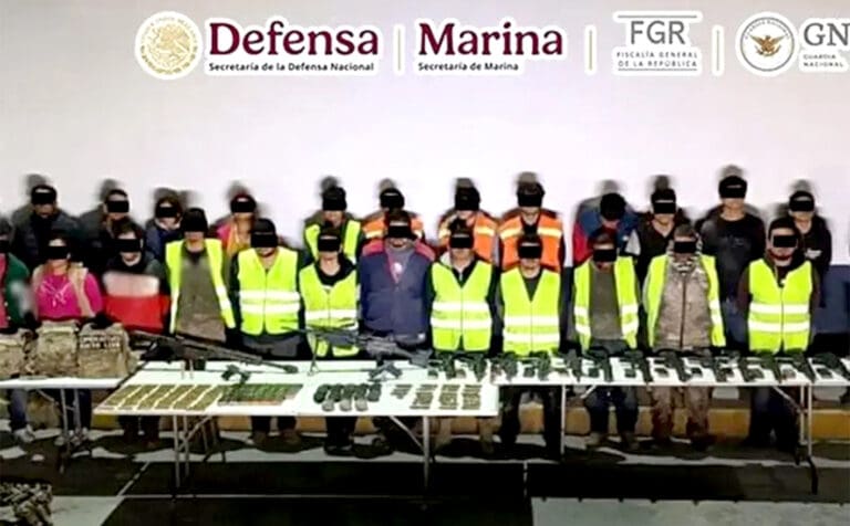 Detienen a 27 personas con arsenal en Nuevo León; hay mujeres y siete niños