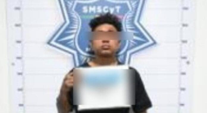 Detienen a cuatro de los empleados que mataron a ladrón en taquería de Cancún. La gente pide que los dejen libres.