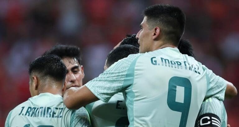 Gana México 2-0 al Internacional de Porto Alegre en Brasil. Los dos goles fueron anotados en el primer tiempo.