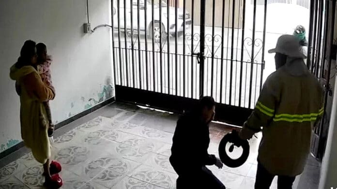 Video: Se hacen pasar por trabajadores y encañonan a familia para robarla, en León