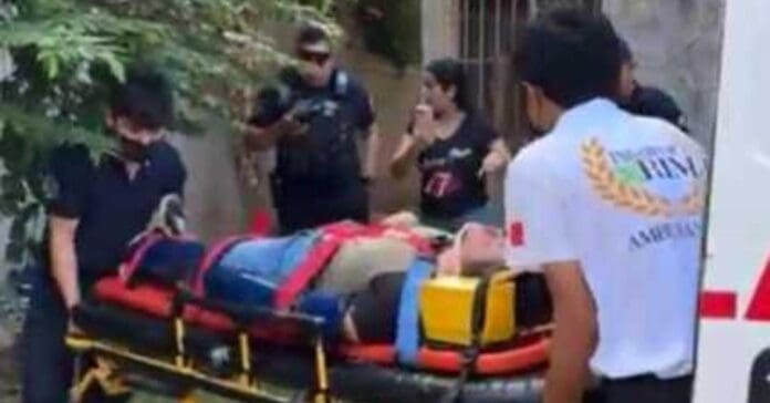 Mujer cayó desde un cuarto piso en el fraccionamiento Corales de Cancún. Por fortuna sobrevivió al fuerte golpe.