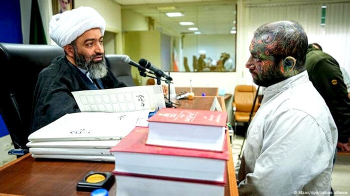 Condenan a muerte en Irán por blasfemia a rapero con tatuajes en todo el cuerpo