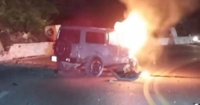 Fallece mujer calcinada durante accidente en Acapulco, Guerrero; hay además otras dos personas lesionadas.