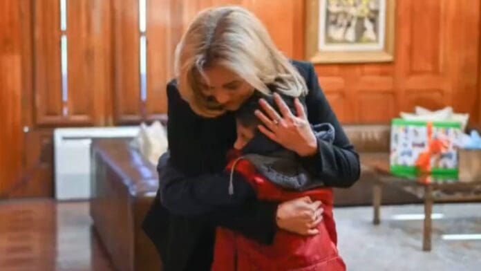 Video: Niño cumple su sueño de conocer a la gobernadora de Chihuahua; la visita en su oficina