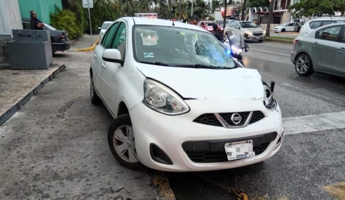 Automovilista atropella a dos turistas extranjeros en la Zona Hotelera de Cancún. Se reporta una persona con lesiones de consideración.