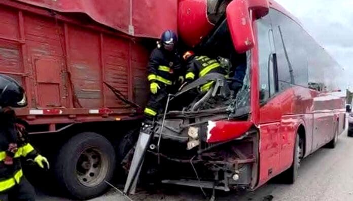 Deja un muerto otro percance de autobús “Del Valle”; chocó contra tráiler en Playa del Carmen